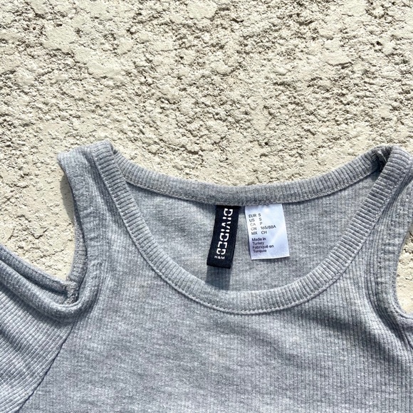 HOST PICK 🎉 H&M Divided Ribbed Open Shoulder Top - Picture 5 of 7